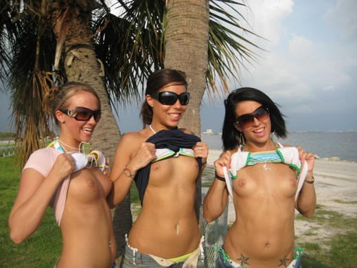 amigas guarras en la playa-21